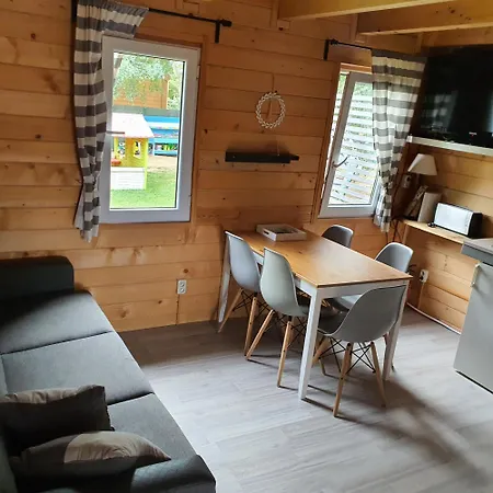 Sjesta -domki Letniskowe بيت للعطل